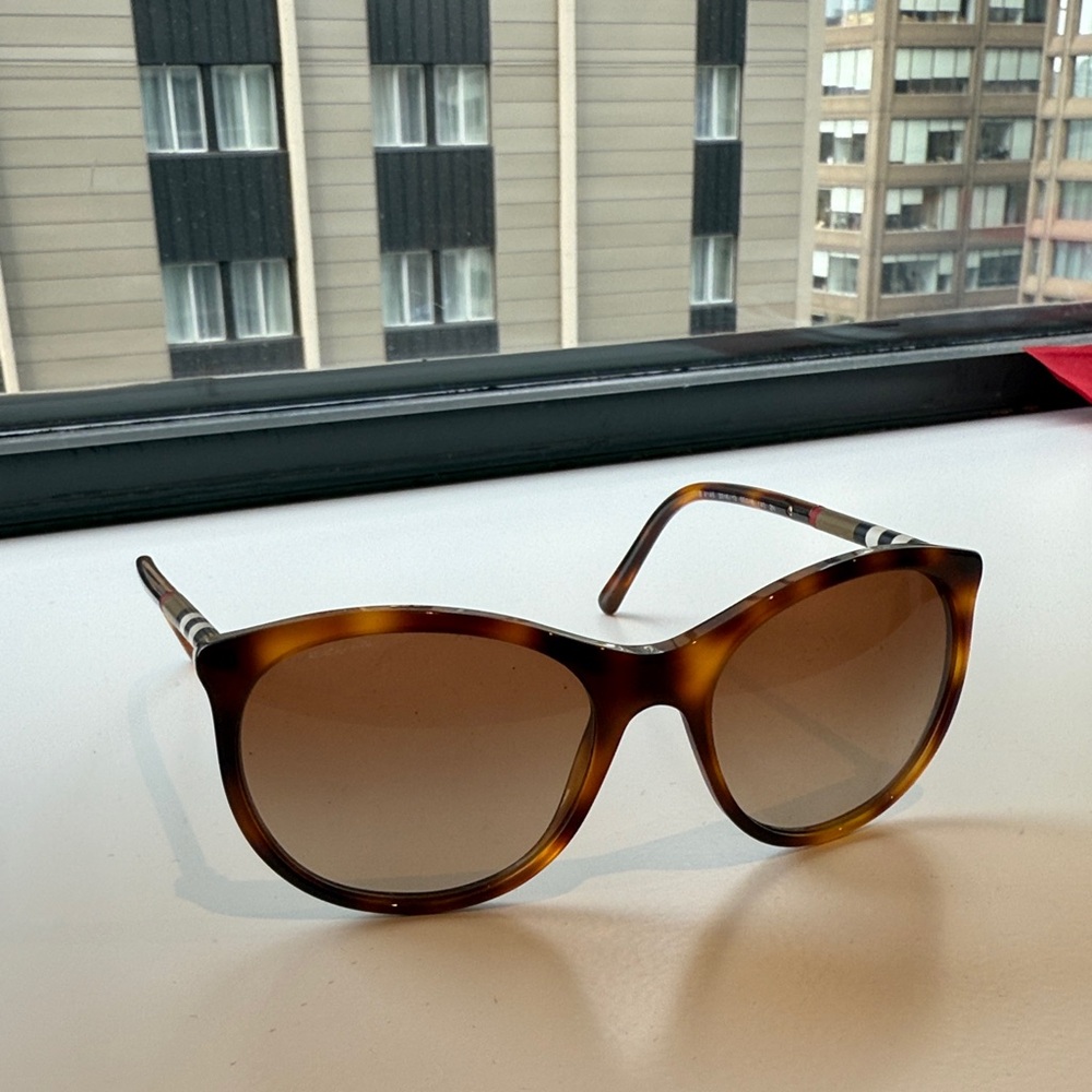 Burberry Brown Tortoiseshell Sunglasses Elegant Design